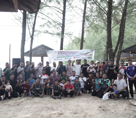 Syukuri Kebersamaan, Keluarga Besar Pesantren Al Manar Gelar Family Gathering di Pantai Babah Kuala