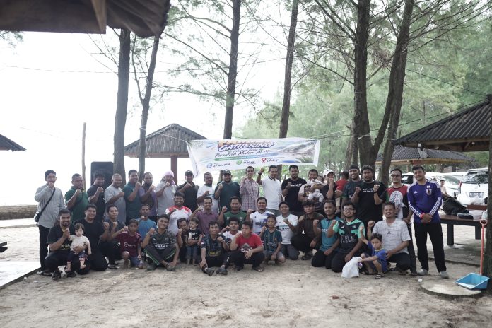 Syukuri Kebersamaan, Keluarga Besar Pesantren Al Manar Gelar Family Gathering di Pantai Babah Kuala