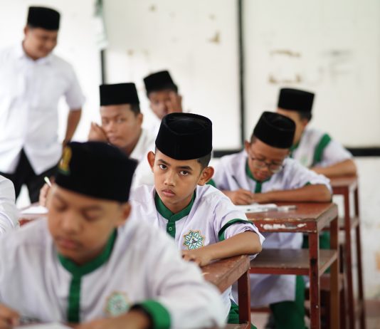 Santri Pesantren Al Manar Mulai Ikuti Ujian Tulis Semester Genap