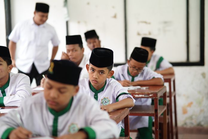 Santri Pesantren Al Manar Mulai Ikuti Ujian Tulis Semester Genap