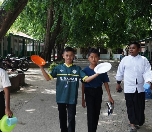 Pesantren Tidak Mengajarkan Hidup Susah. Pesantren Mengajarkan Cara Menghadapi Hidup