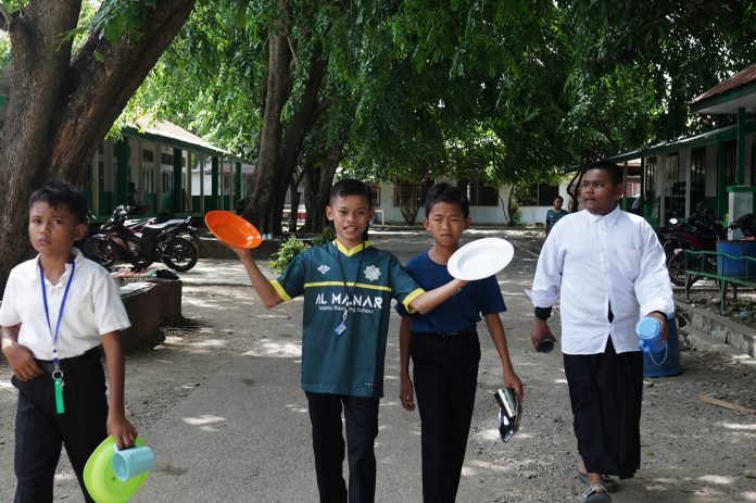 Pesantren Tidak Mengajarkan Hidup Susah. Pesantren Mengajarkan Cara Menghadapi Hidup